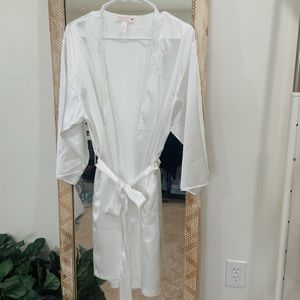 Oscar De La Renta white lace belted robe